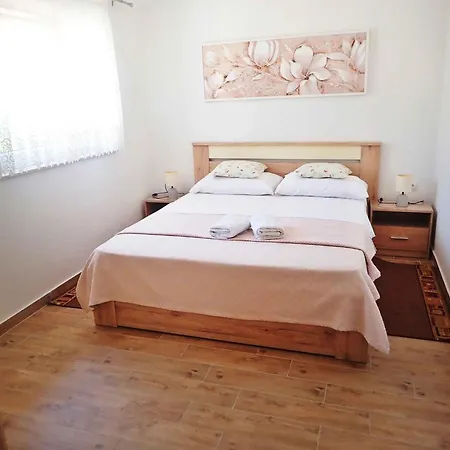 아파트 In Starigrad-paklenica 38616 *